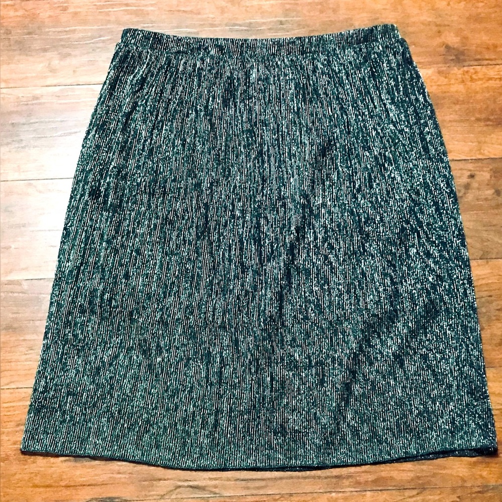 🚨💎 EUC Dex Shimmering Flowing Skirt